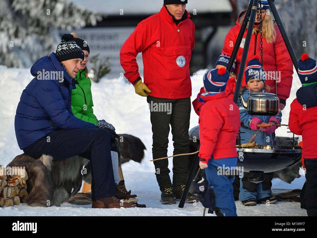 Der Herzog von Cambridge an der Teilnahme in einer Tryvann, Oslo, Norwegen, die von der norwegischen Skiverbandes, wo er und die Herzogin von Cambridge eine Gruppe von örtlichen Kindergarten Kinder, die an einem Nachmittag Skischule Session auf der Piste sah organisiert, am letzten Tag der Tour von Skandinavien. Stockfoto