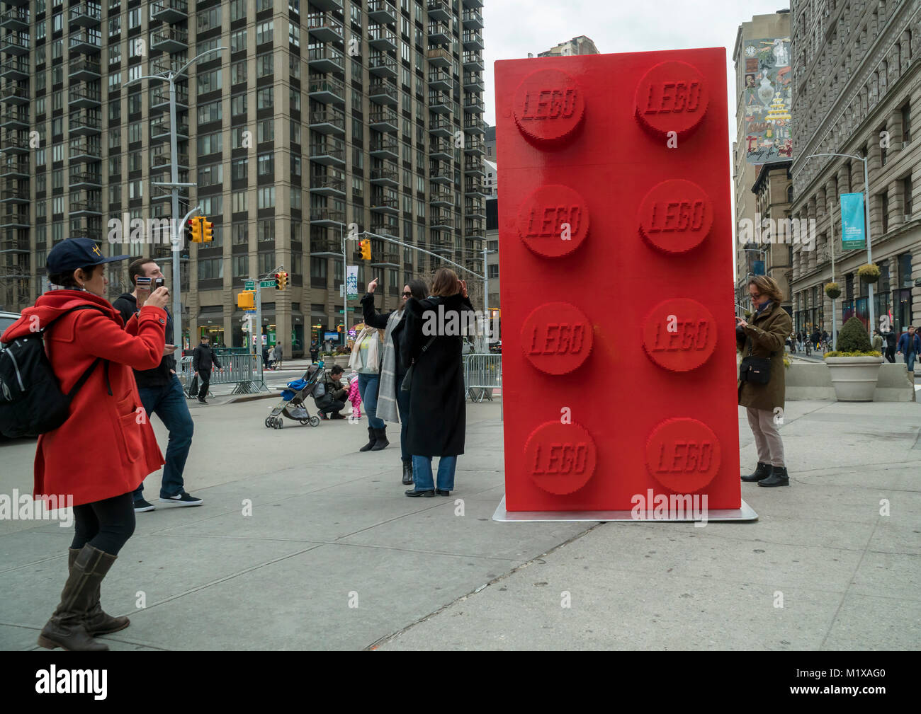 Erinnert an den Monolithen in "2001: A Space Odyssey", eine 10 Fuß hohe LEGO ist in Flatiron Plaza in New York, am Samstag, 27 Januar, 2018 eingetragen. Der riesige Stein feiert den 60. Jahrestag von Lego, günstig direkt gegenüber dem LEGO Store, und besteht aus über 133.000 LEGO Steinen, mit einem Gewicht von über 1200 Pfund und unter 350 Stunden zu konstruieren. Zum 60-jährigen Jubiläum von Lego Sets sind ab sofort im Verkauf. (© Richard B. Levine) Stockfoto