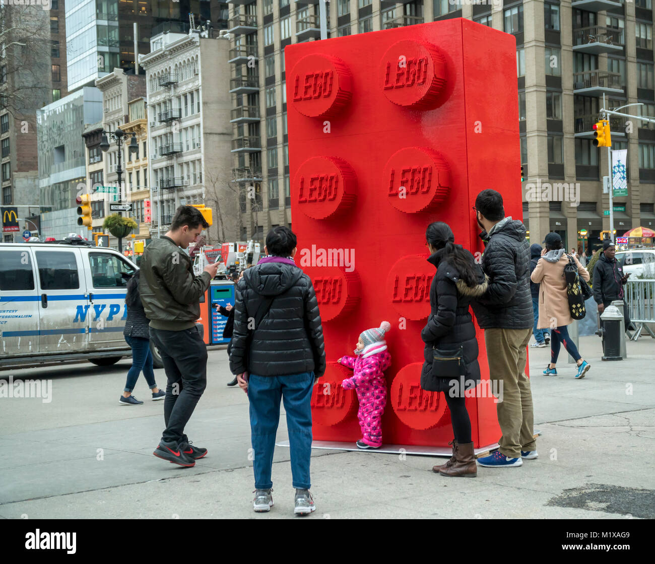 Erinnert an den Monolithen in "2001: A Space Odyssey", eine 10 Fuß hohe LEGO ist in Flatiron Plaza in New York, am Samstag, 27 Januar, 2018 eingetragen. Der riesige Stein feiert den 60. Jahrestag von Lego, günstig direkt gegenüber dem LEGO Store, und besteht aus über 133.000 LEGO Steinen, mit einem Gewicht von über 1200 Pfund und unter 350 Stunden zu konstruieren. Zum 60-jährigen Jubiläum von Lego Sets sind ab sofort im Verkauf. (© Richard B. Levine) Stockfoto