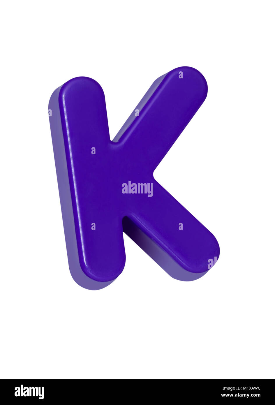 Ein ausgeschnittenes Schuß eines lila Kunststoff Buchstaben 'K' Stockfoto
