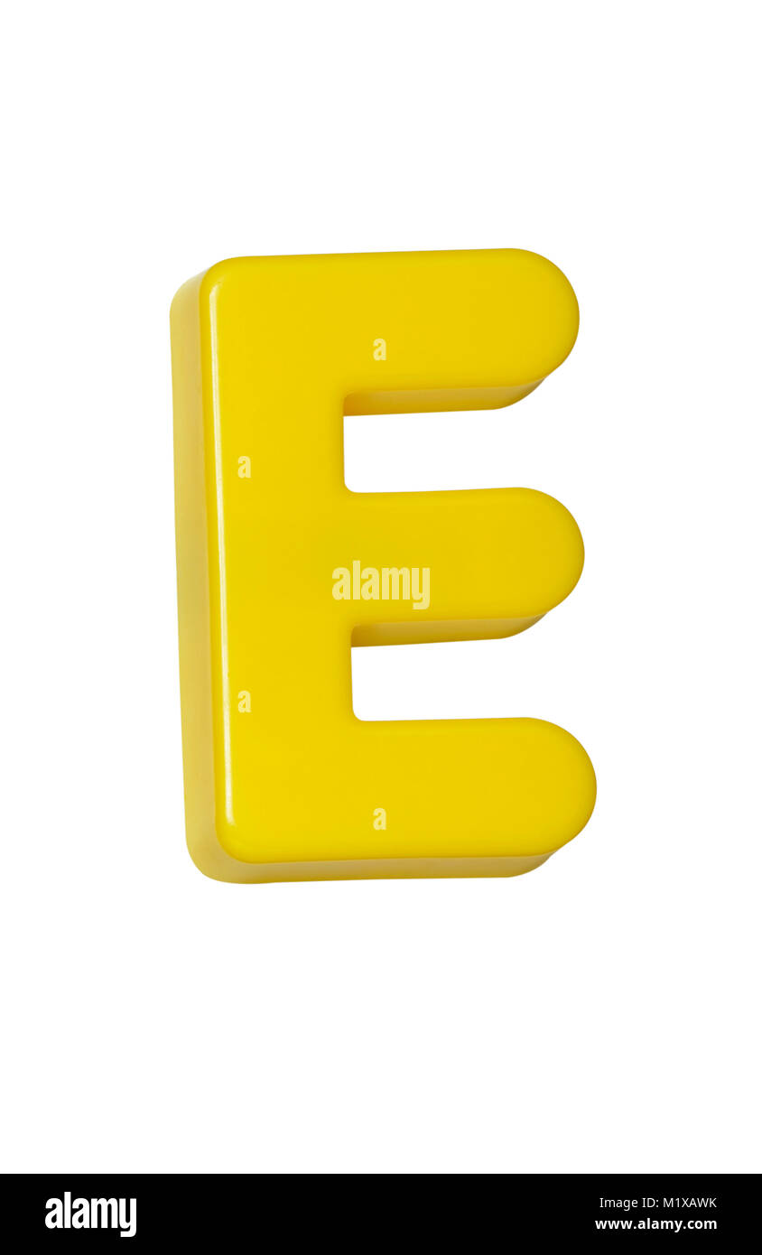 Ein ausgeschnittenes Schuß eines gelben Kunststoff Buchstaben "E" Stockfoto