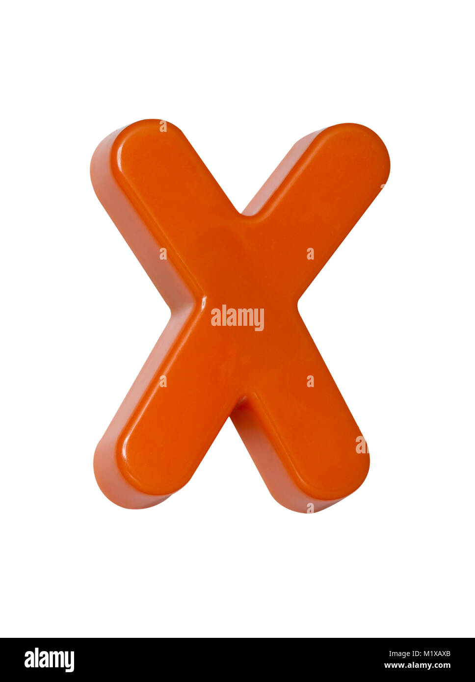 Ein ausgeschnittenes Schuß einer orange Kunststoff Buchstaben "X" Stockfoto