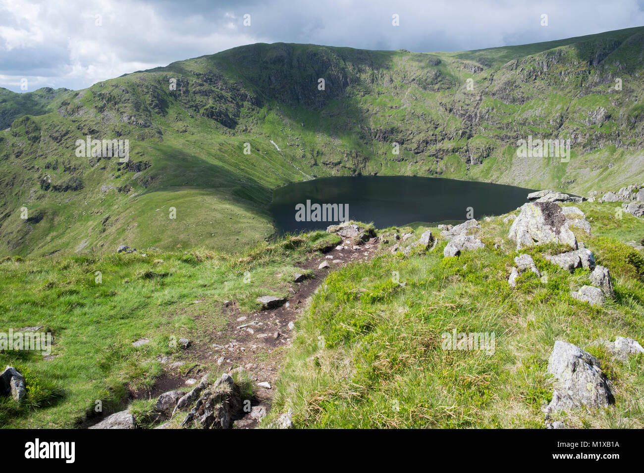 Blea Wasser Tarn von rauhen Felsen, Haweswater, Cumbria, England Stockfoto
