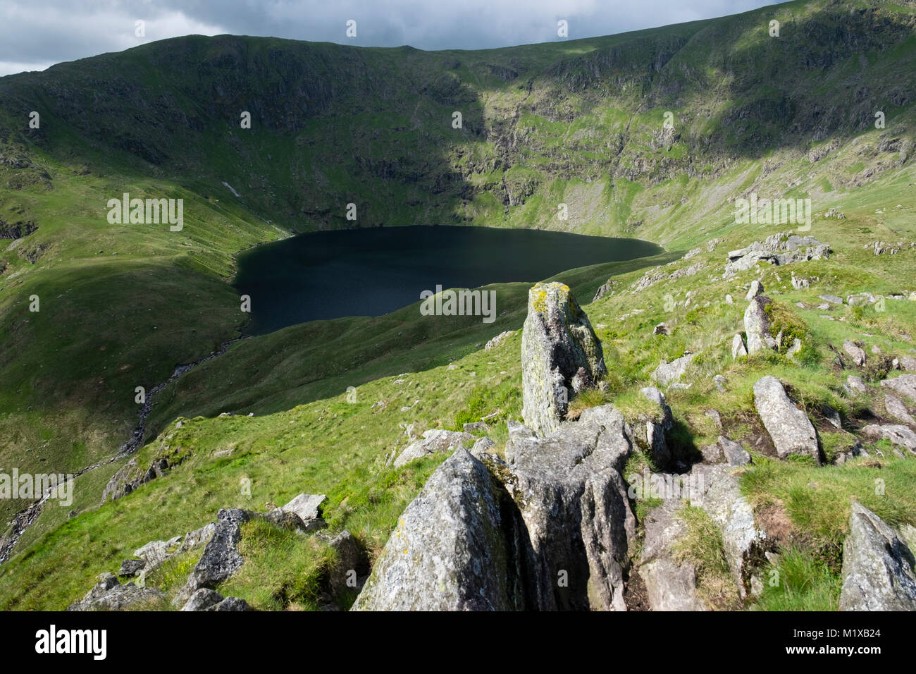 Blea Wasser Tarn von rauhen Felsen, Haweswater, Cumbria, England Stockfoto
