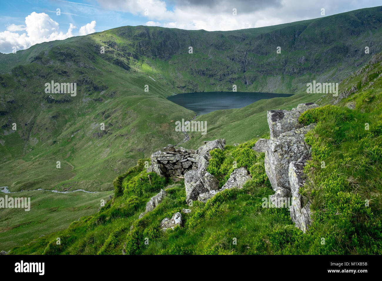 Blea Wasser Tarn von rauhen Felsen, Haweswater, Cumbria, England Stockfoto