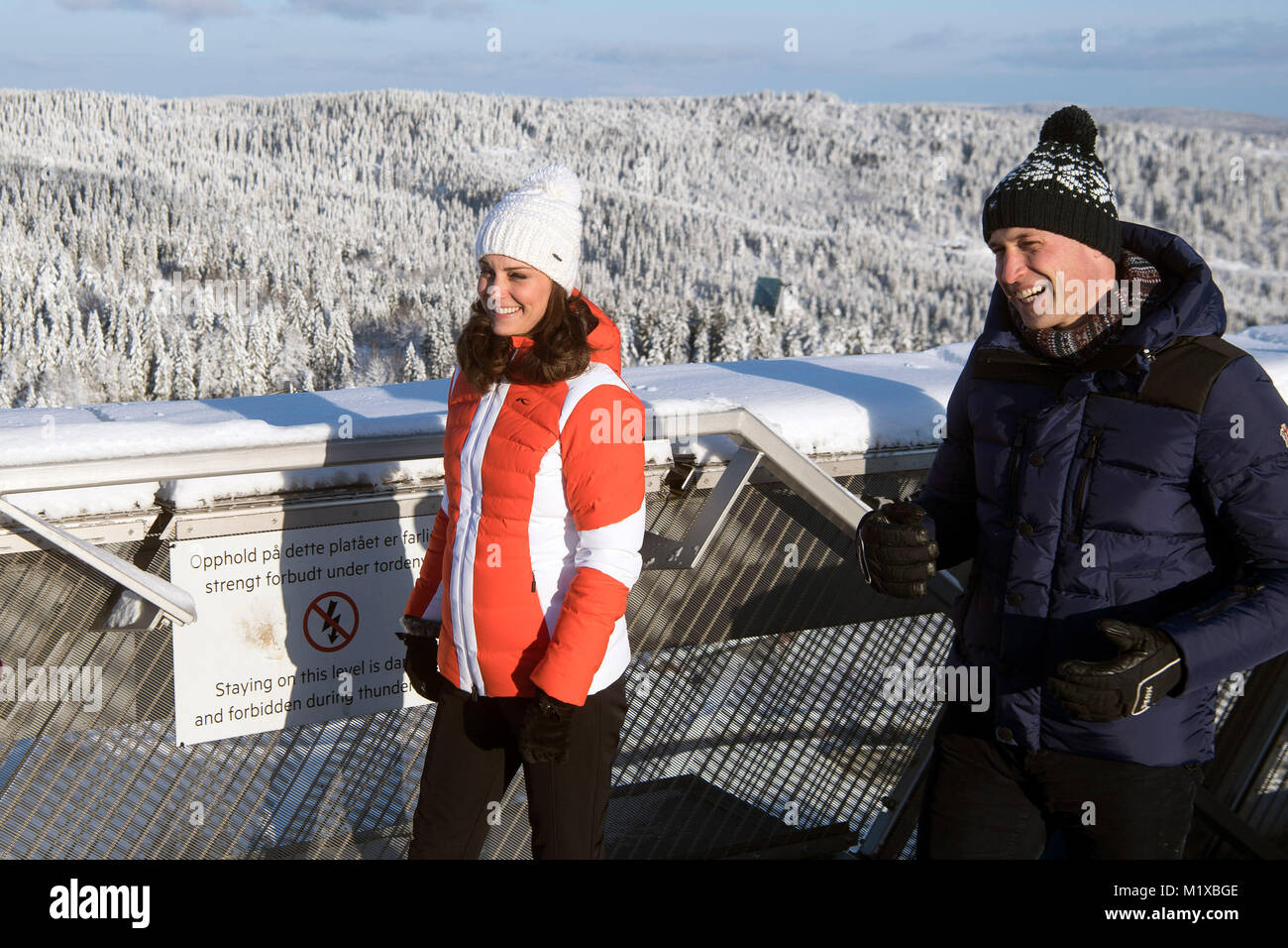Der Herzog und die Herzogin von Cambridge bei einem Besuch junior Skispringer aus norwegischen Team zu beobachten vom Holmenkollen in Oslo, Norwegen, am letzten Tag der Tour von Skandinavien. Stockfoto