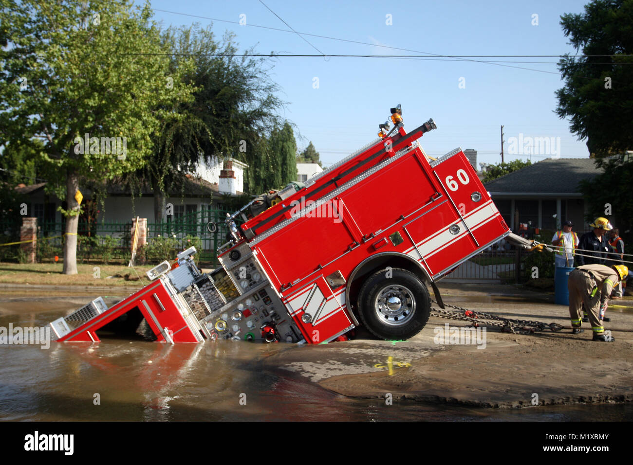 Ein Los Angeles Feuerwehr Fire Engine stürzte in ein Waschbecken Loch in Valley Village, Kalifornien Stockfoto