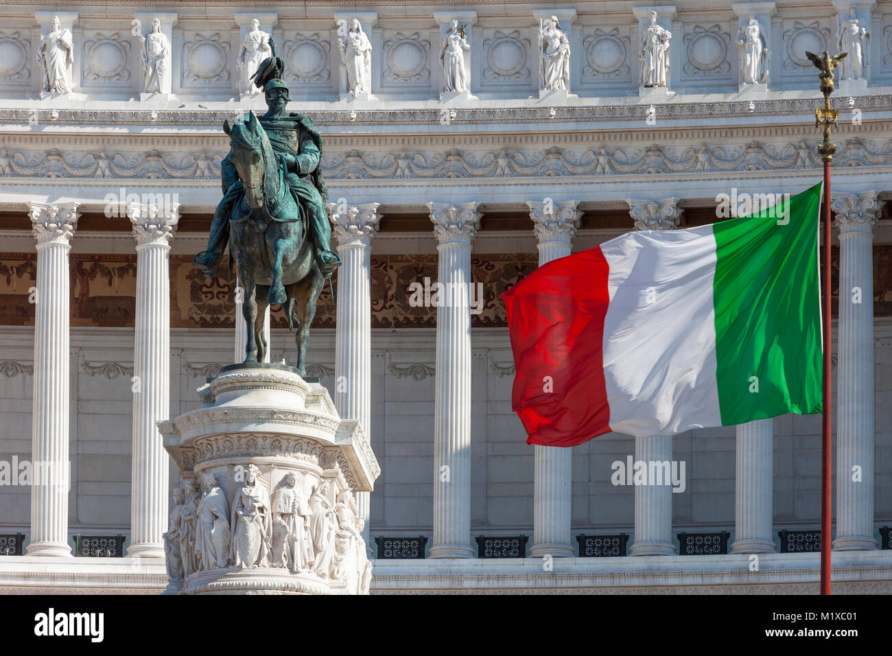 Die Altare della Patria - das Monumento Nazionale a Vittorio Emanuele II, Statue, Flagge und Denkmal, Rom, Latium, Italien Stockfoto