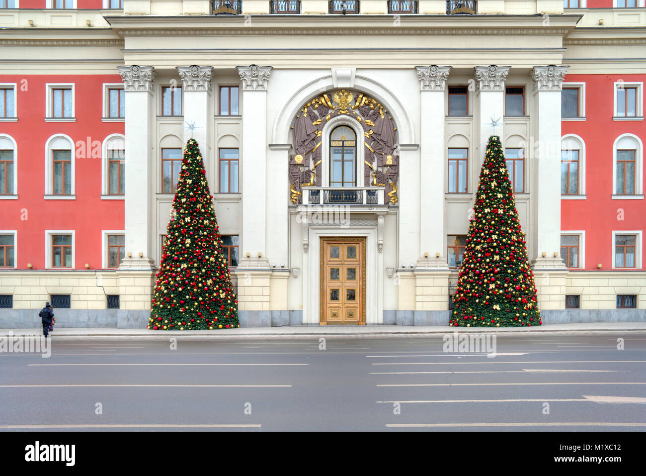 Moskau, Russland - Januar 13.2018: Weihnachtsbaum in der Nähe der Einfahrt zum Rathaus an der Twerskaja-Straße Stockfoto