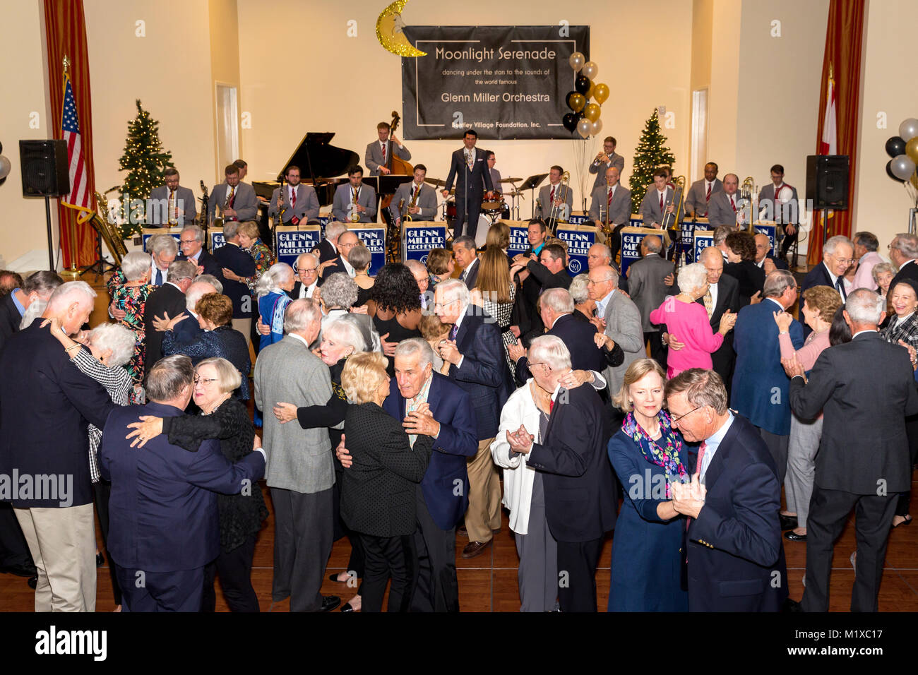 Senioren Tanz bei Bentley Dorf mit dem Glenn Miller Orchestra, Naples, Florida, USA Stockfoto