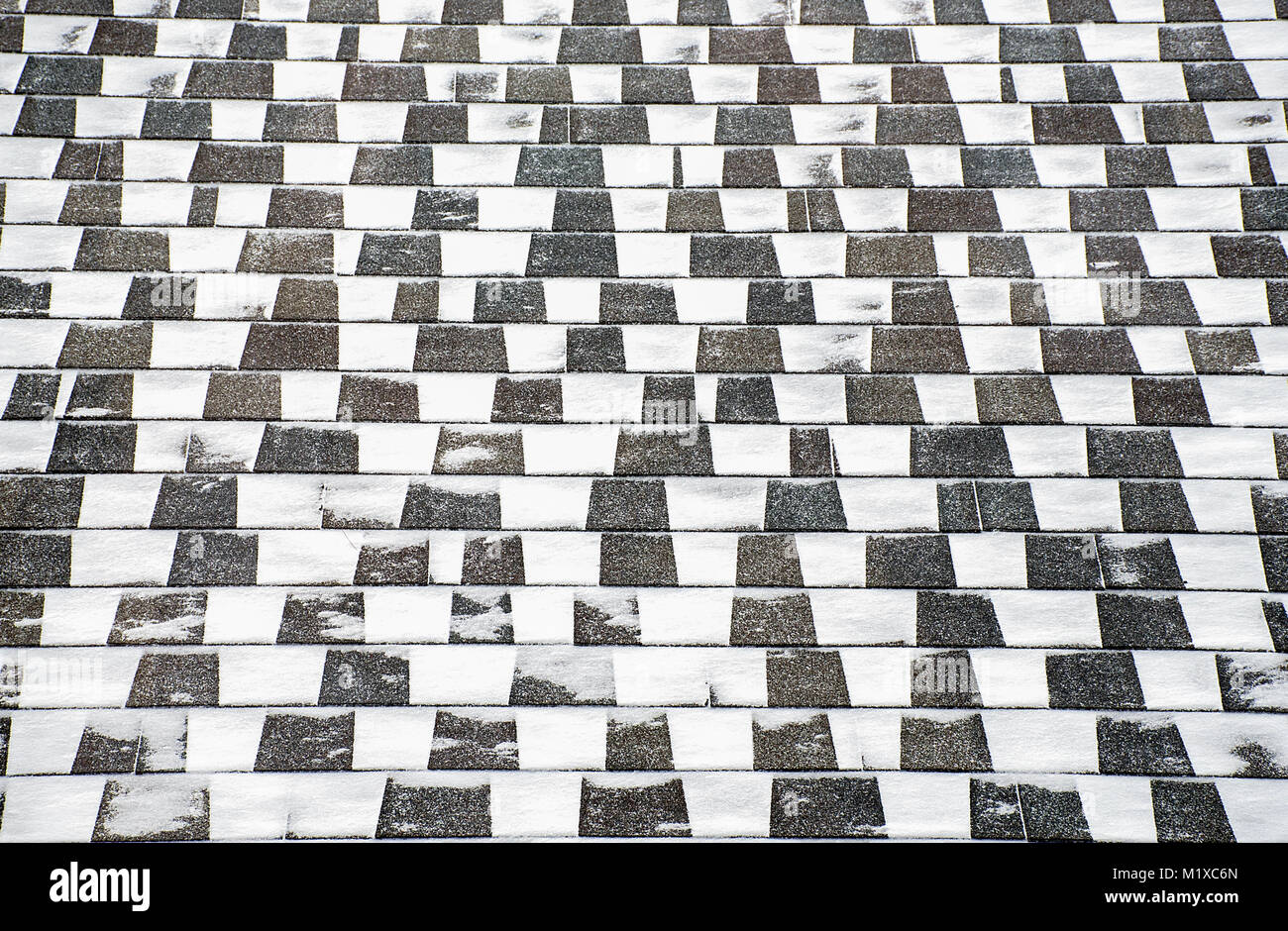 Schneegestöber Muster auf dunklem Dach Ziegel Stockfoto