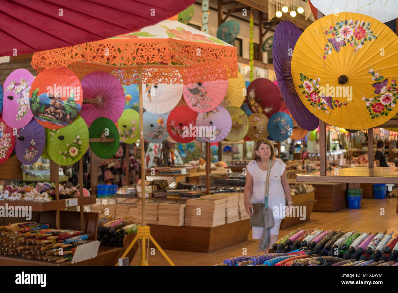 Ein westlicher Tourist besucht Regenschirm in Bo Sang Handicraft Center auf San Kamphaeng Road, Chiang Mai, Thailand. Stockfoto