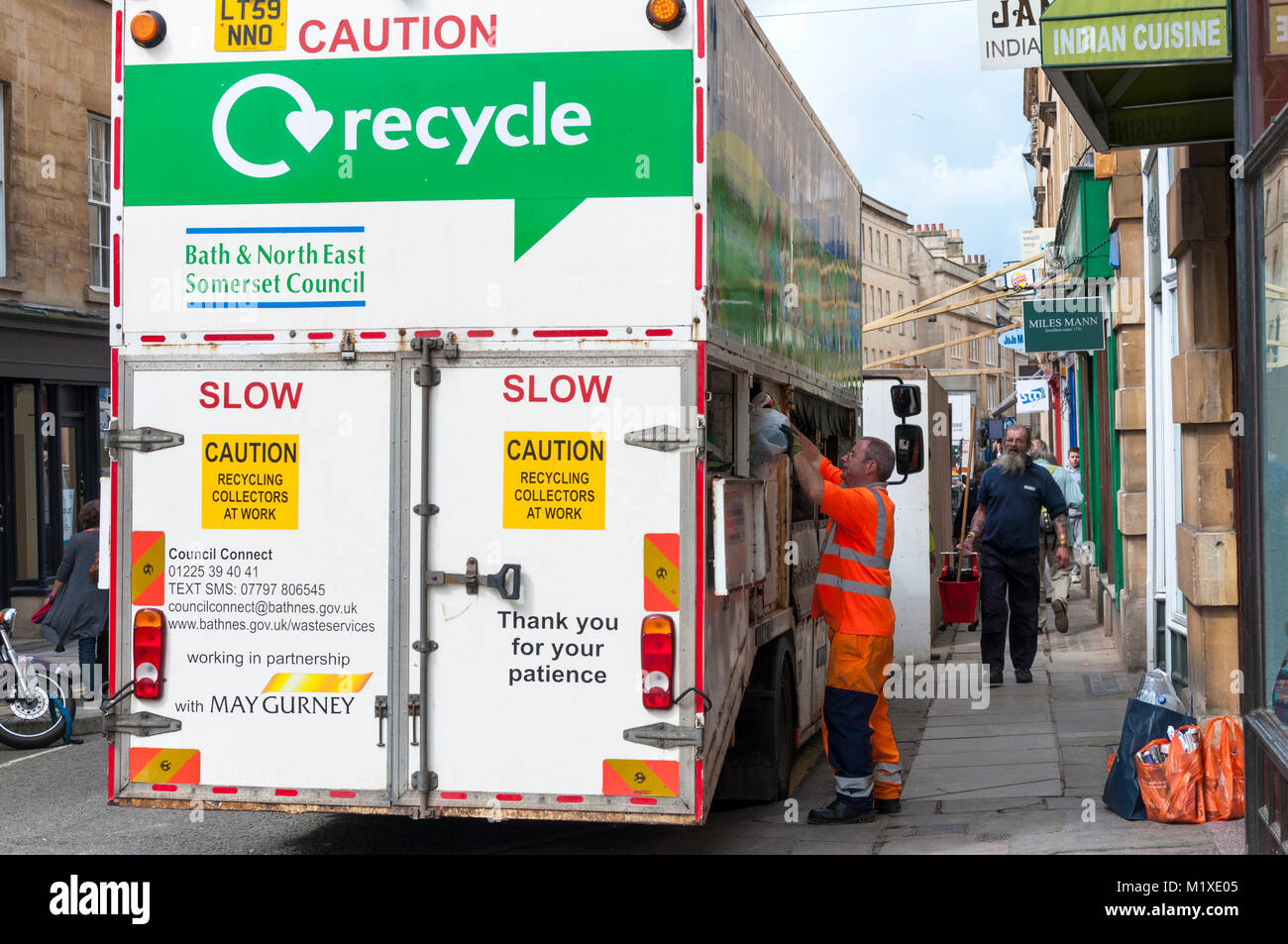 Recycling-Lkw bei der Arbeit in Bath, Somerset, England, Großbritannien Stockfoto