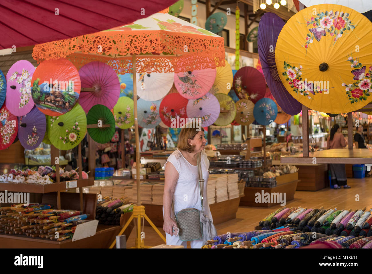 Ein westlicher Tourist besucht Regenschirm in Bo Sang Handicraft Center auf San Kamphaeng Road, Chiang Mai, Thailand. Stockfoto