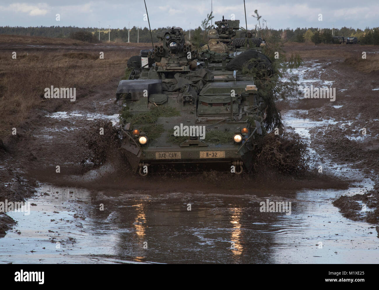 Us-Soldaten von Kronos Truppe, 3 Staffel, 2. Kavallerie Regiments, fahren ihre strykers auf ihre Position, wie sie in einem montiert NATO live fire Übung von der Polnischen 1. Bataillon 15 mechanisierte Brigade in einem Bereich in der Nähe der Bemowo Piskie, Polen, Jan. 30, 2018 koordinierte teilnehmen. Die einzigartige, multinationalen Battle Group, bestehend aus USA, Großbritannien, Kroatischen und Rumänische Soldaten dienen, die mit der polnischen 15 mechanisierte Brigade als Abschreckung Kraft im Nordosten Polens in der Unterstützung der NATO-Präsenz verstärkt nach vorne. (U.S. Armee Stockfoto