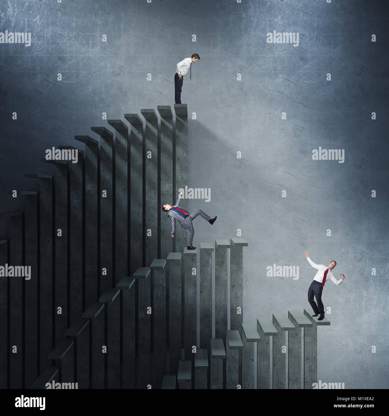 Geschäftsleute auf Treppen in verschiedenen Höhen Stockfoto