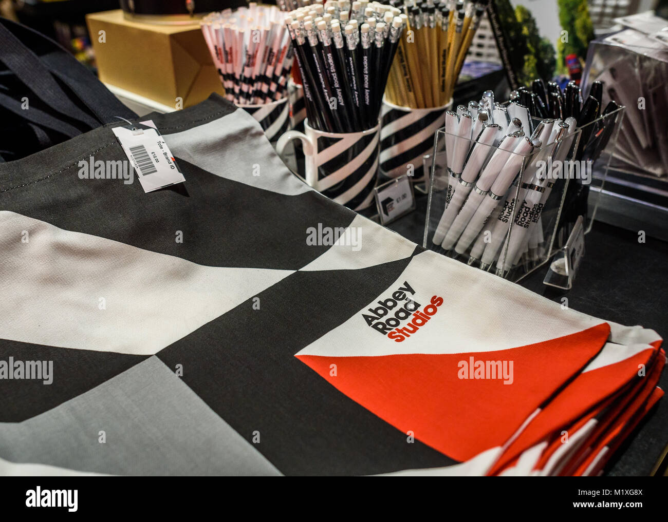 Die Abbey Road Shop Verkauf von verschiedenen bzgl. Musik Geschenke, einschließlich Taschen, Kugelschreiber und Bleistifte. Stockfoto