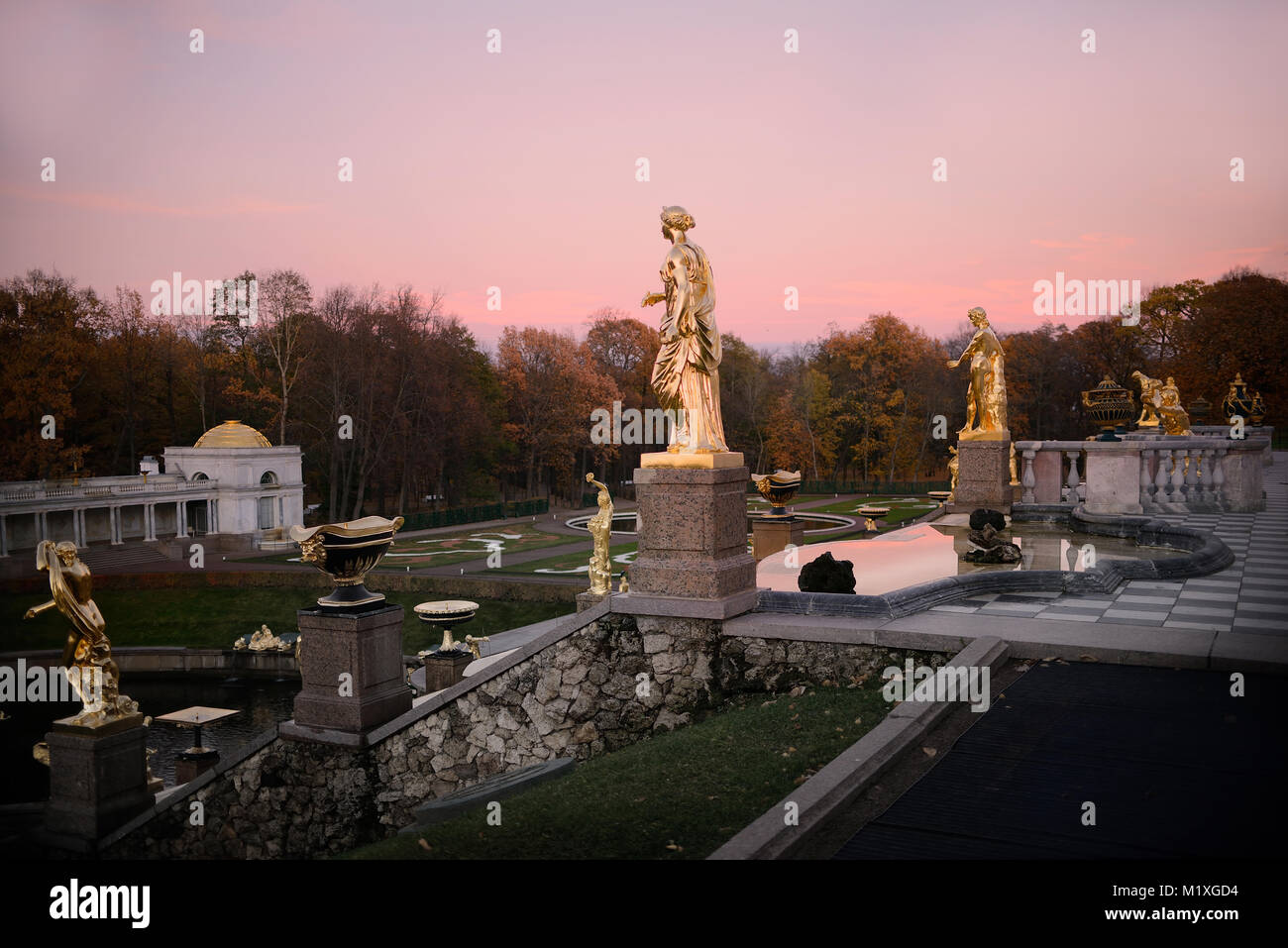 Anzeigen von Simsons schlafenden Brunnen mit einem violetten Sonnenuntergang am Abend, Peterhof, Russland Stockfoto