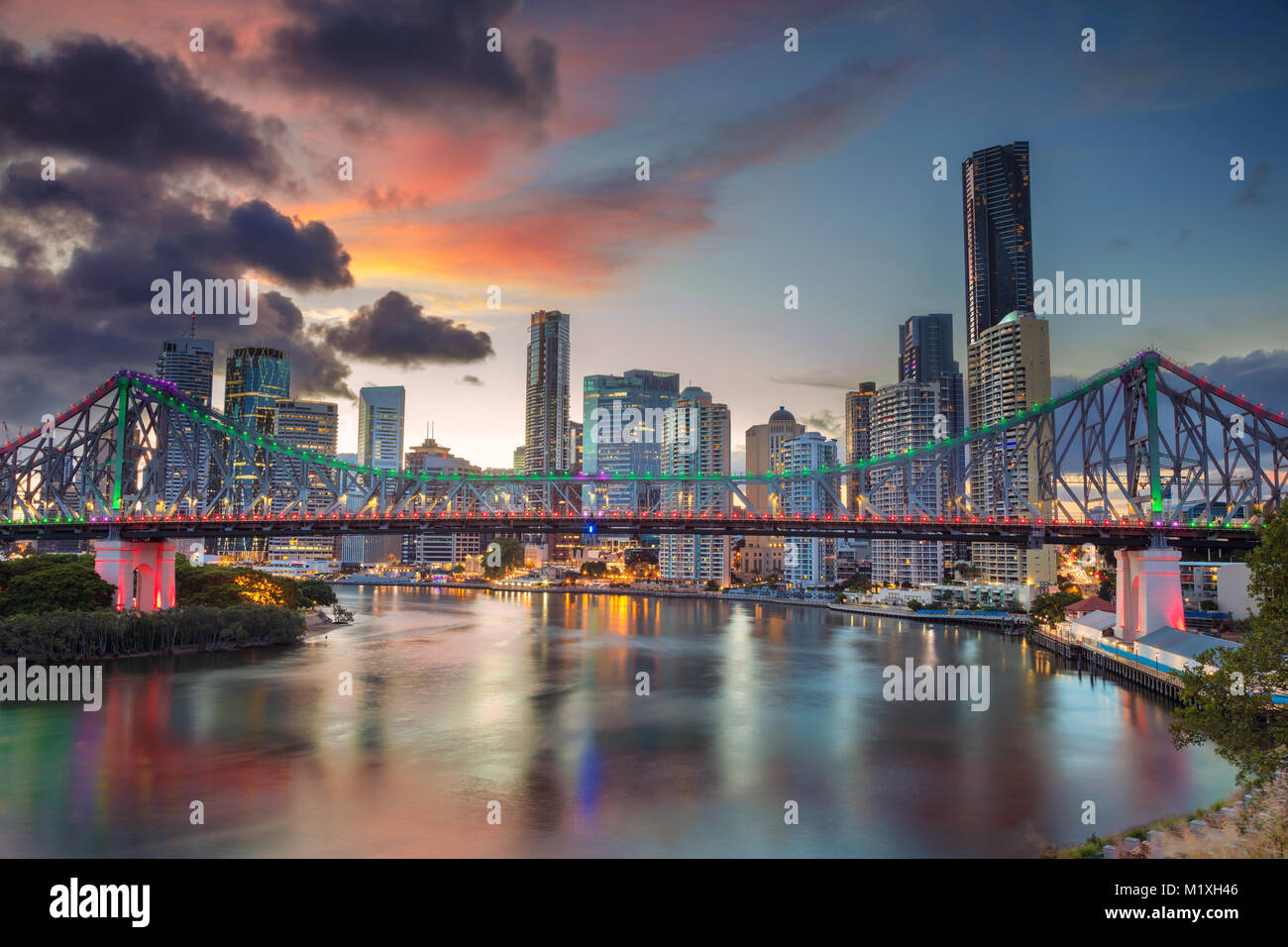 Brisbane. Stadtbild bild Skyline von Brisbane, Australien mit Story Bridge während der dramatischen Sonnenuntergang. Stockfoto