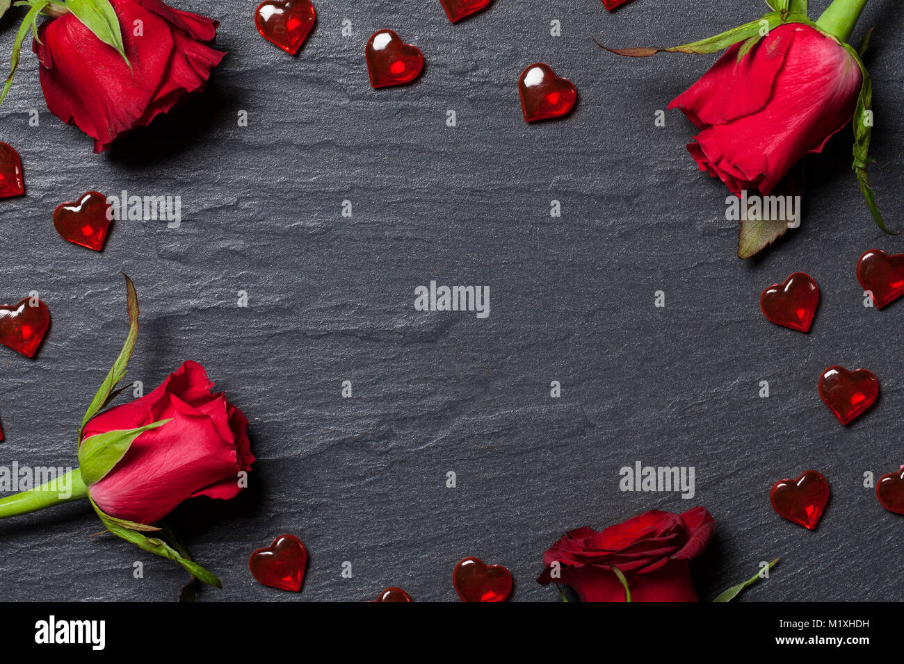Rosen und Herzen auf einen Schiefer Hintergrund angeordnet Stockfoto