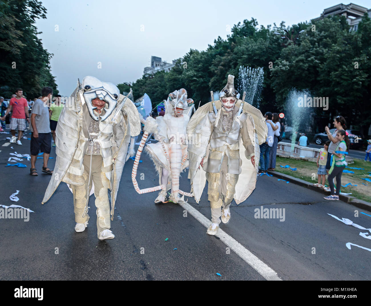 Bukarest, Rumänien - August 1, 2017: Stadt outdoor Parade, Karneval mit Maske bug Schmetterling. Stockfoto