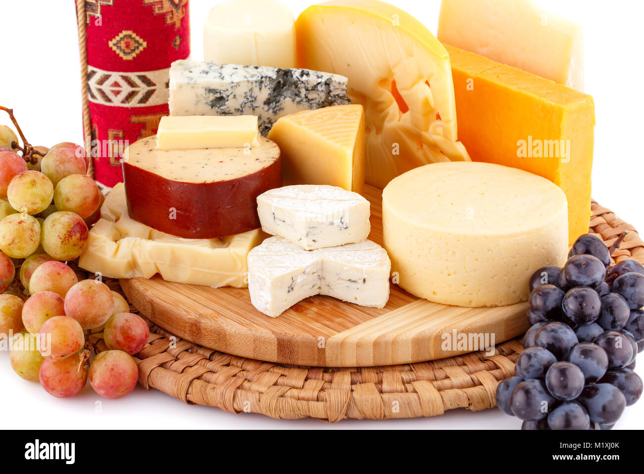 Verschiedene Arten von Käse, Wein und Trauben auf Holzbrett closeup Bild. Stockfoto