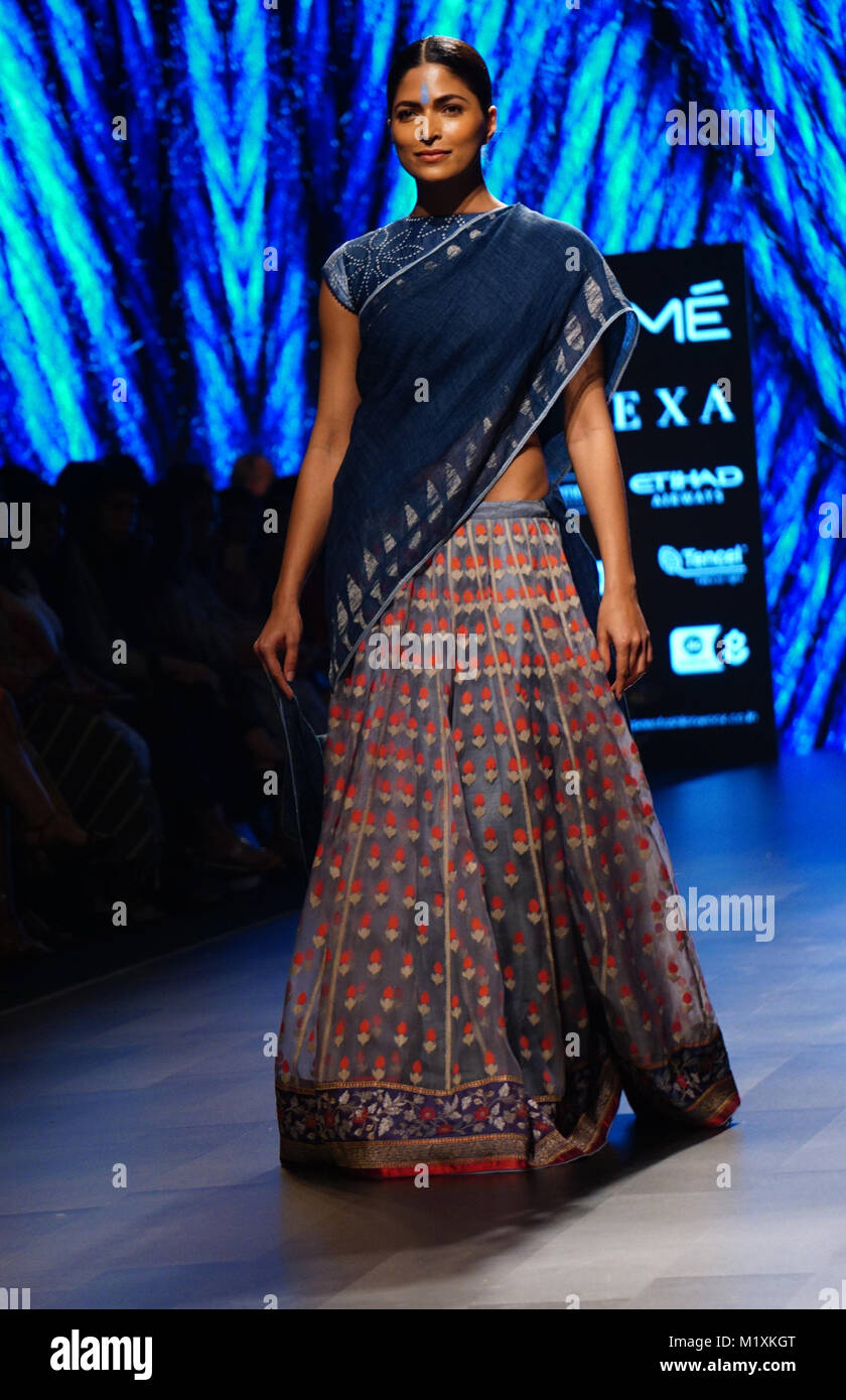 Mumbai, Indien. 02 Feb, 2018. Ein Modell showcase Designs von Gaurang auf dem Erscheinen während Tag 3 Lakme Fashion Week im Sommer/Resort 2018 Jio Garten in Mumbai. Credit: Azhar Khan/Pacific Press/Alamy leben Nachrichten Stockfoto