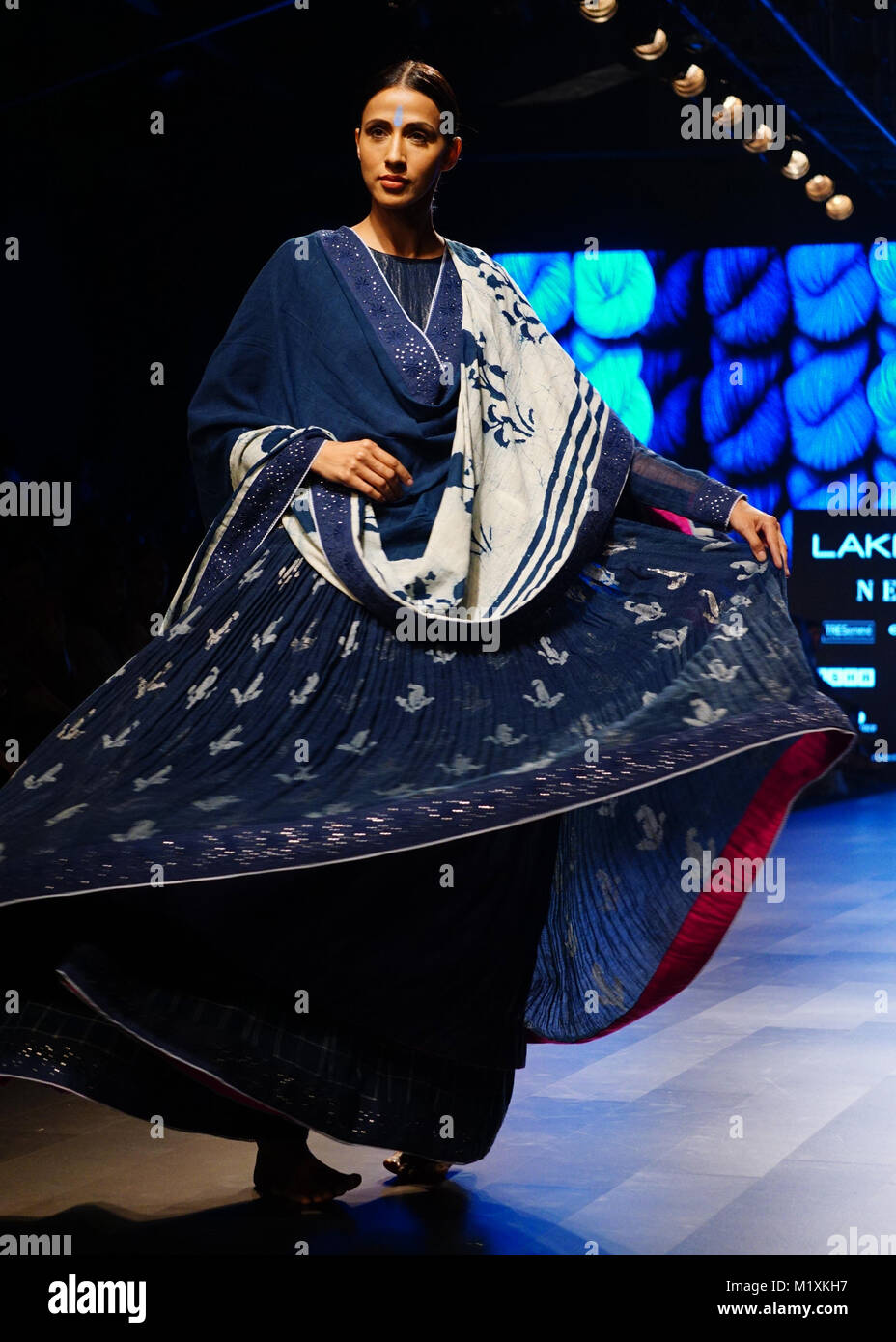 Mumbai, Indien. 02 Feb, 2018. Ein Modell showcase Designs von Gaurang auf dem Erscheinen während Tag 3 Lakme Fashion Week im Sommer/Resort 2018 Jio Garten in Mumbai. Credit: Azhar Khan/Pacific Press/Alamy leben Nachrichten Stockfoto