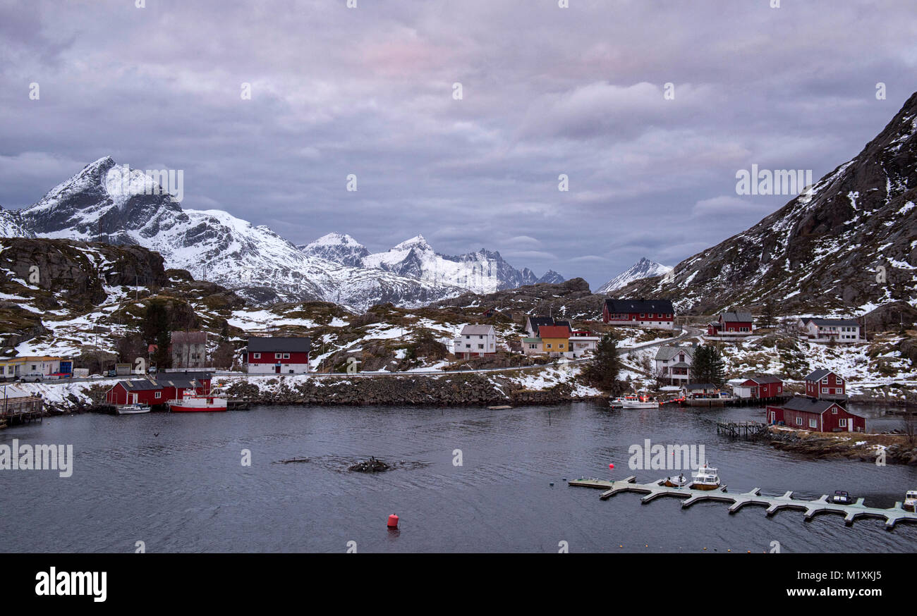 Das schöne Fischerdorf Sund in Flakstadøya auf den Lofoten norwegen Stockfoto