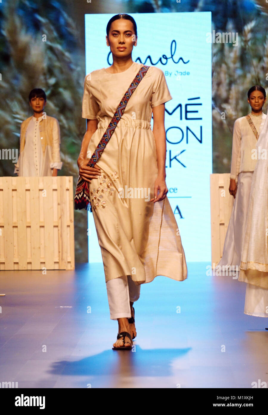 Mumbai, Indien. 02 Feb, 2018. Ein Modell showcase Designs von Amoh-Jade auf dem Erscheinen während Tag 3 Lakme Fashion Week im Sommer/Resort 2018 Jio Garten in Mumbai. Credit: Azhar Khan/Pacific Press/Alamy leben Nachrichten Stockfoto