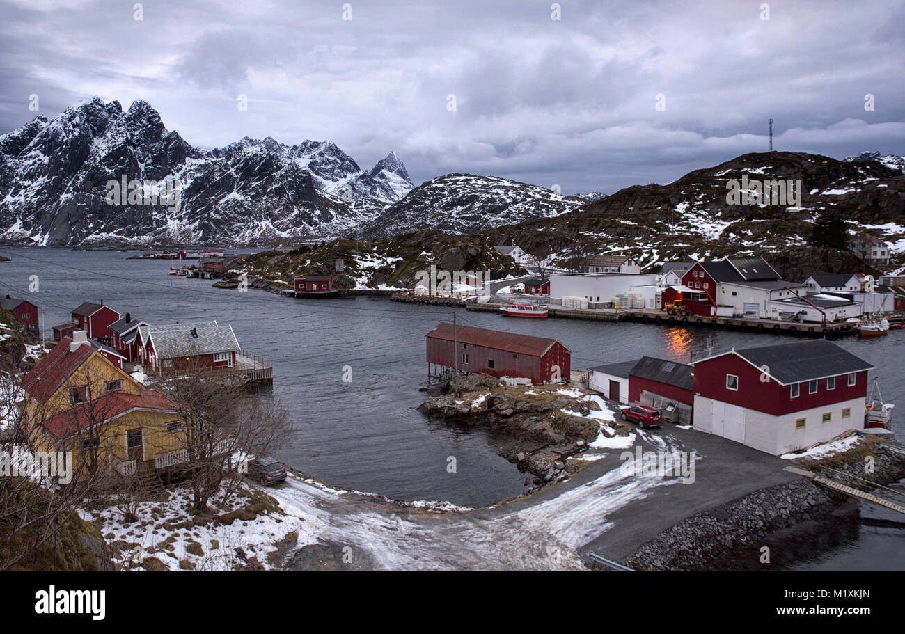 Das schöne Fischerdorf Sund in Flakstadøya auf den Lofoten norwegen Stockfoto