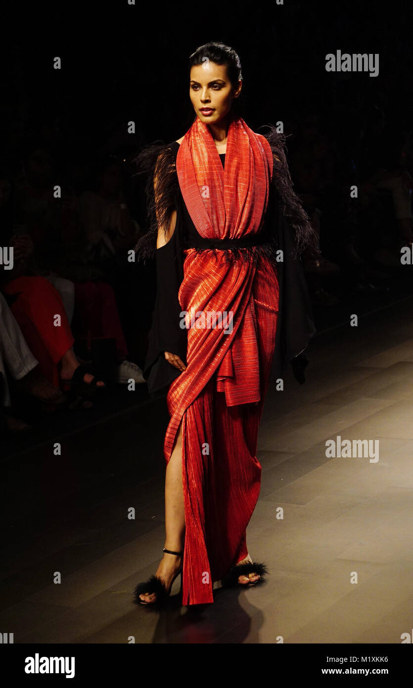 Mumbai, Indien. 02 Feb, 2018. Ein Modell showcase Designs von Shweta Kapur auf dem Erscheinen während Tag 3 Lakme Fashion Week im Sommer/Resort 2018 Jio Garten in Mumbai. Credit: Azhar Khan/Pacific Press/Alamy leben Nachrichten Stockfoto