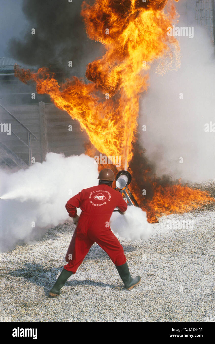 APT, Feuer und Unfallverhütung Schule für Personal, das die gefährlichen Arbeiten, Löschgas austreten aus dem Flansch einer Pipeline mit Feuerlöscher (Bornasco, Pavia, Italien) Stockfoto