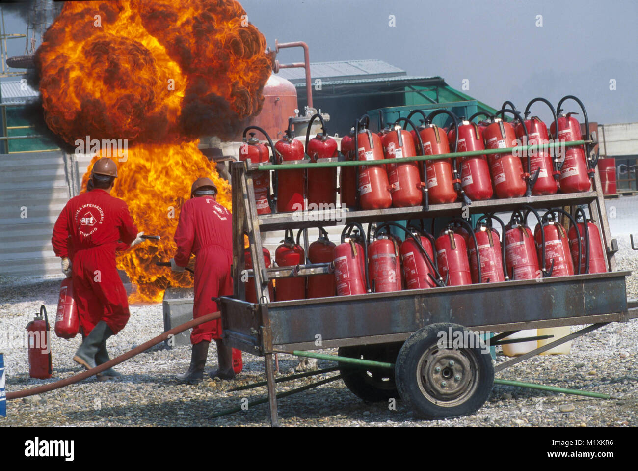 APT, Feuer und Unfallverhütung Schule für Personal, das die gefährlichen Arbeiten, die Ausrottung von einem Brand mit Feuerlöschern (Bornasco, Pavia, Italien) Stockfoto