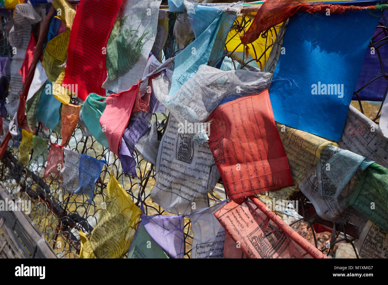 Bhutanesische gebetsfahnen gebunden in Bhutan zu überbrücken. Stockfoto