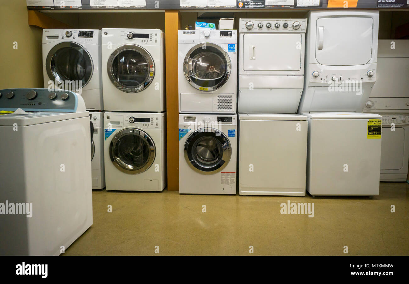 Verschiedene Marken Wohn- Waschmaschinen und Trockner in einem Home Depot  in New York am Freitag, 26. Januar 2018. LG angekündigt, dass es seine  Preise aufgrund der Präsident des Trump Tarif auf importierte