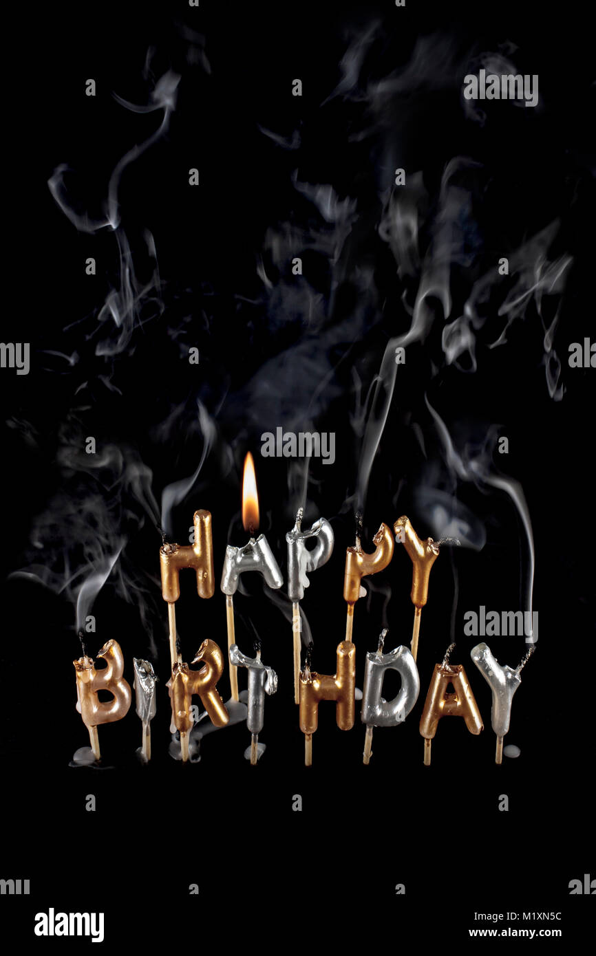 Happy Birthday Kerzen, ist die Party vorbei. Stockfoto