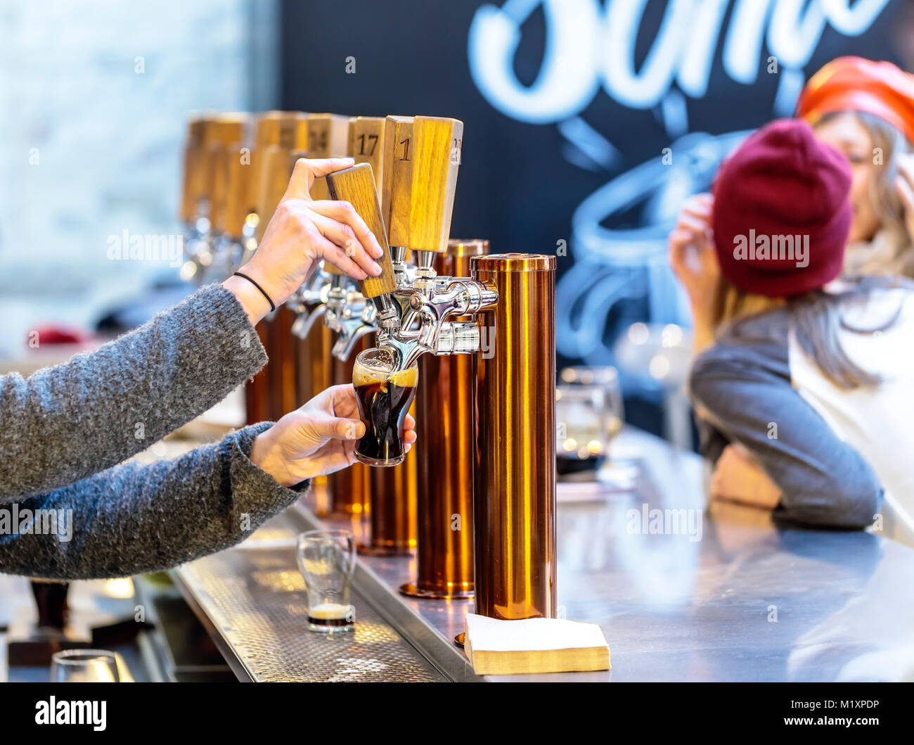 Gießt ein Bier vom Fass, die Gabeln Markt, Winnipeg, Manitoba, Kanada. Stockfoto