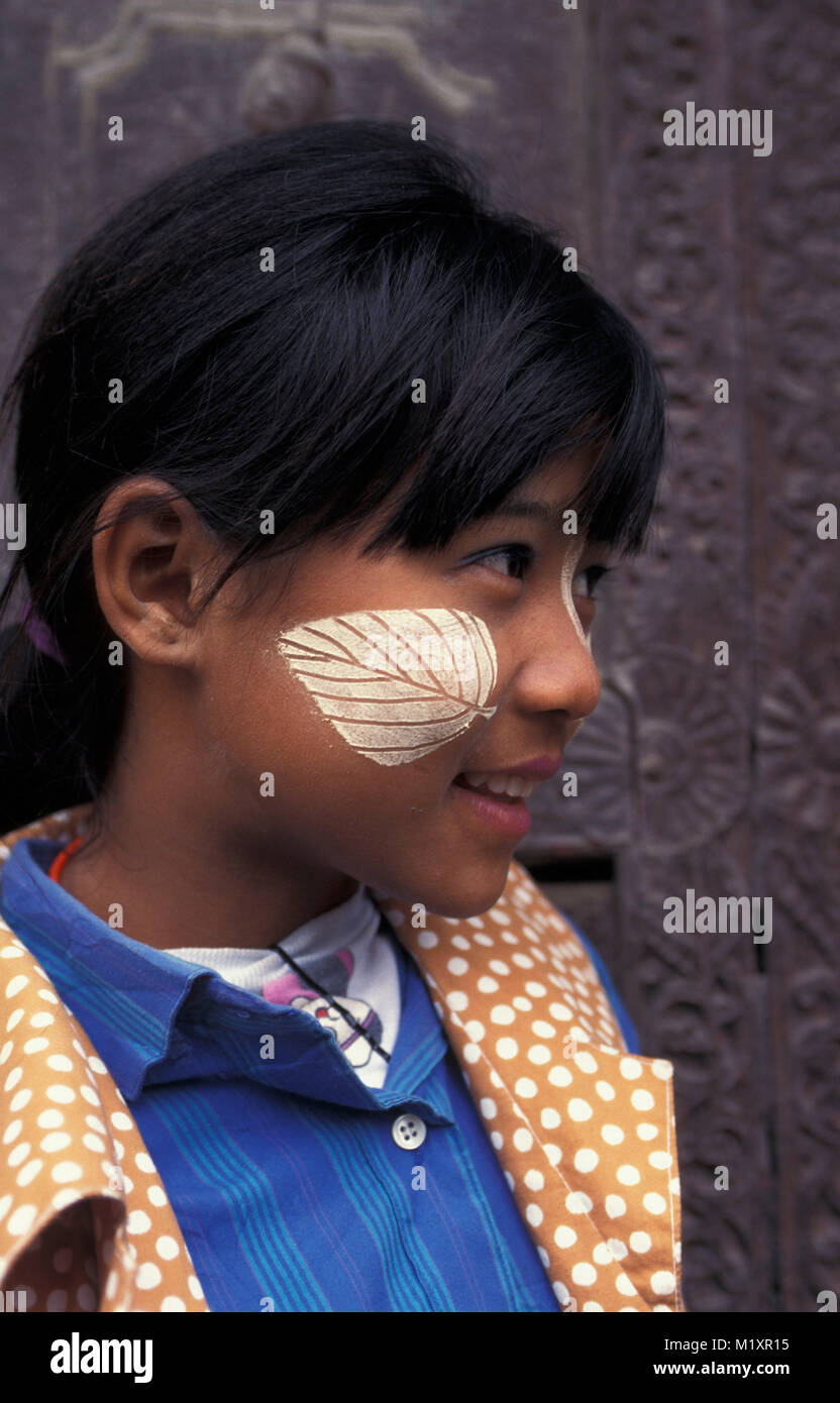 Myanmar (Birma). Mandalay. Mädchen mit thanaka Sahne in Form pf Blatt (Sonnenschutz und Dekoration). Porträt. Stockfoto