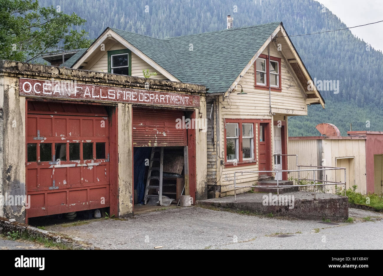 Nicht mehr in Gebrauch, die historische Feuerwehr Halle noch in den Ozean fällt steht, eine Geisterstadt Inmitten der bewaldeten Berge in British Columbia Küste. Stockfoto