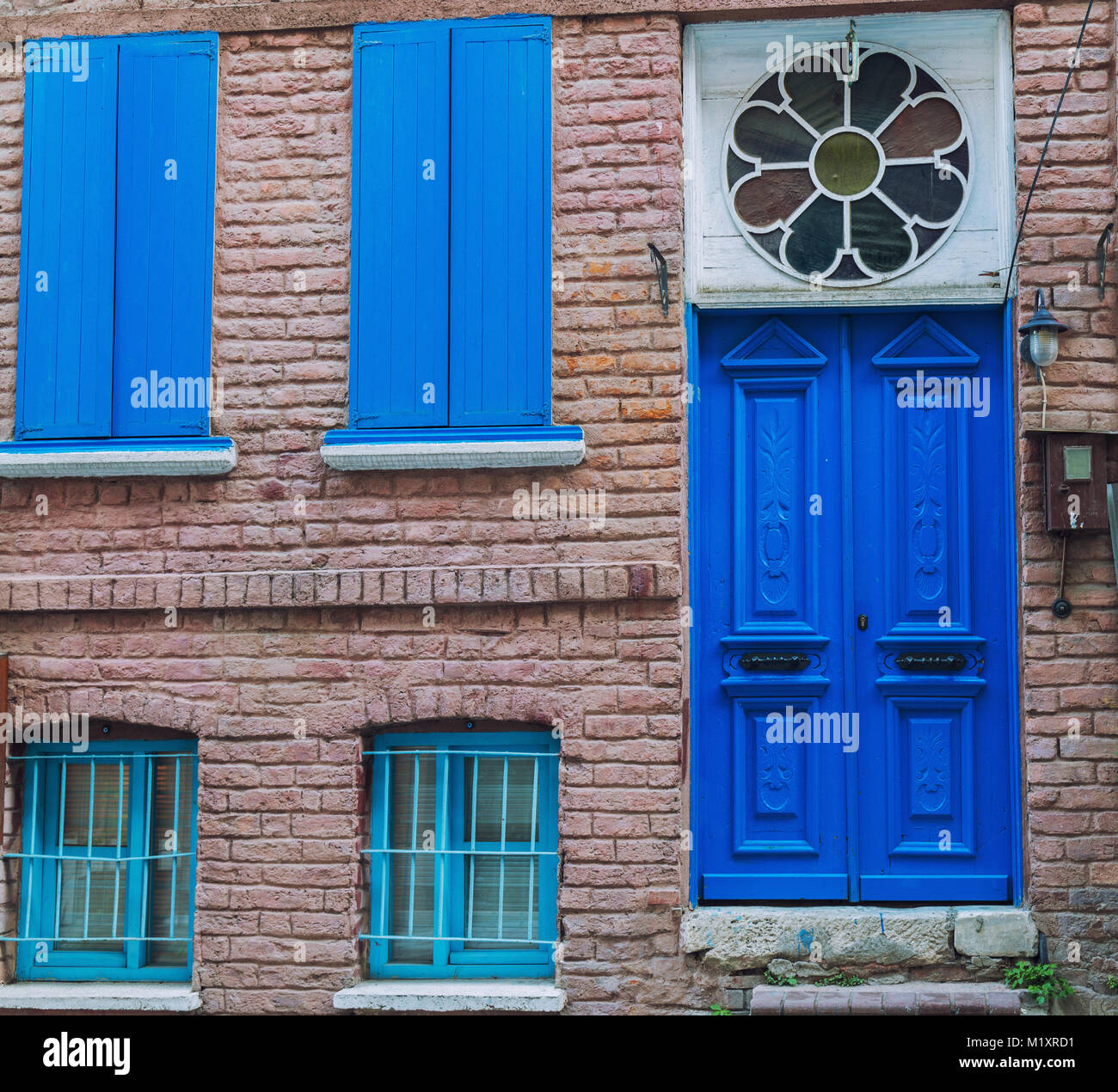 Alte blaue Holztür mit roten birck Stockfoto