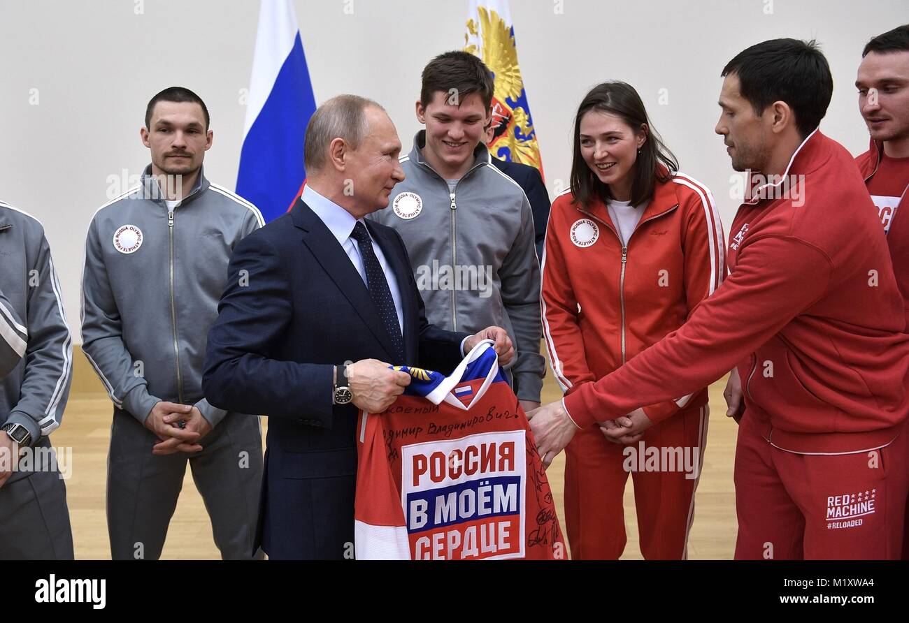 Der russische Präsident Wladimir Putin empfängt ein Team Jersey mit den Worten "Rußland in mein Herz" von Eishockey Kapitän Pavel Datsyuk, rechts, bei einem Treffen mit Athleten konkurrieren in der PyeongChang Olympic Winter Games 31. Januar in Novo-Ogaryovo, Moskau, Russland 2018. Das Internationale Olympische Komitee hat Russland vom Konkurrieren, so dass die Athleten werden unter der Bezeichnung olympischen Athleten aus Russland teilnehmen werden verboten. Stockfoto