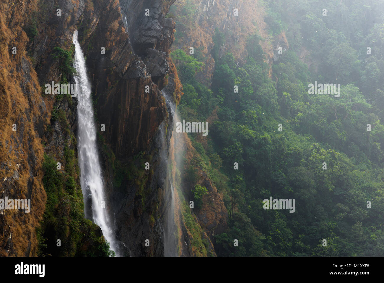 Starke Wasserfälle, die aus den Bergen in Karnataka, Indien Stockfoto