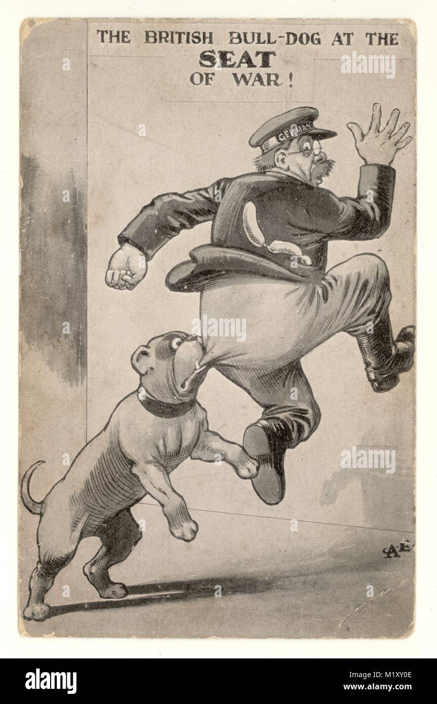 Patriotische WW 1 Postkarte "Die britische Bulldogge am Sitz des Krieges", Der deutsche Offizier hat Deutschland auf dem Band seiner Kappe geschrieben. Großbritannien um 1914 - 1918 Stockfoto