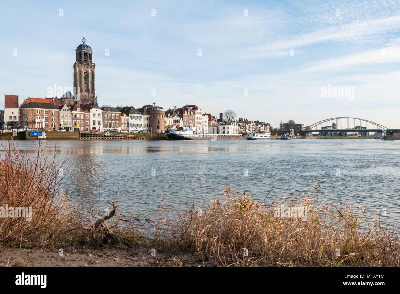 DEVENTER, Niederlande - 18. Januar 2014: Das historische Zentrum von Deventer mit der Lebuinus Church und dem Fluss IJssel in den Vordergrund. Die Wil Stockfoto