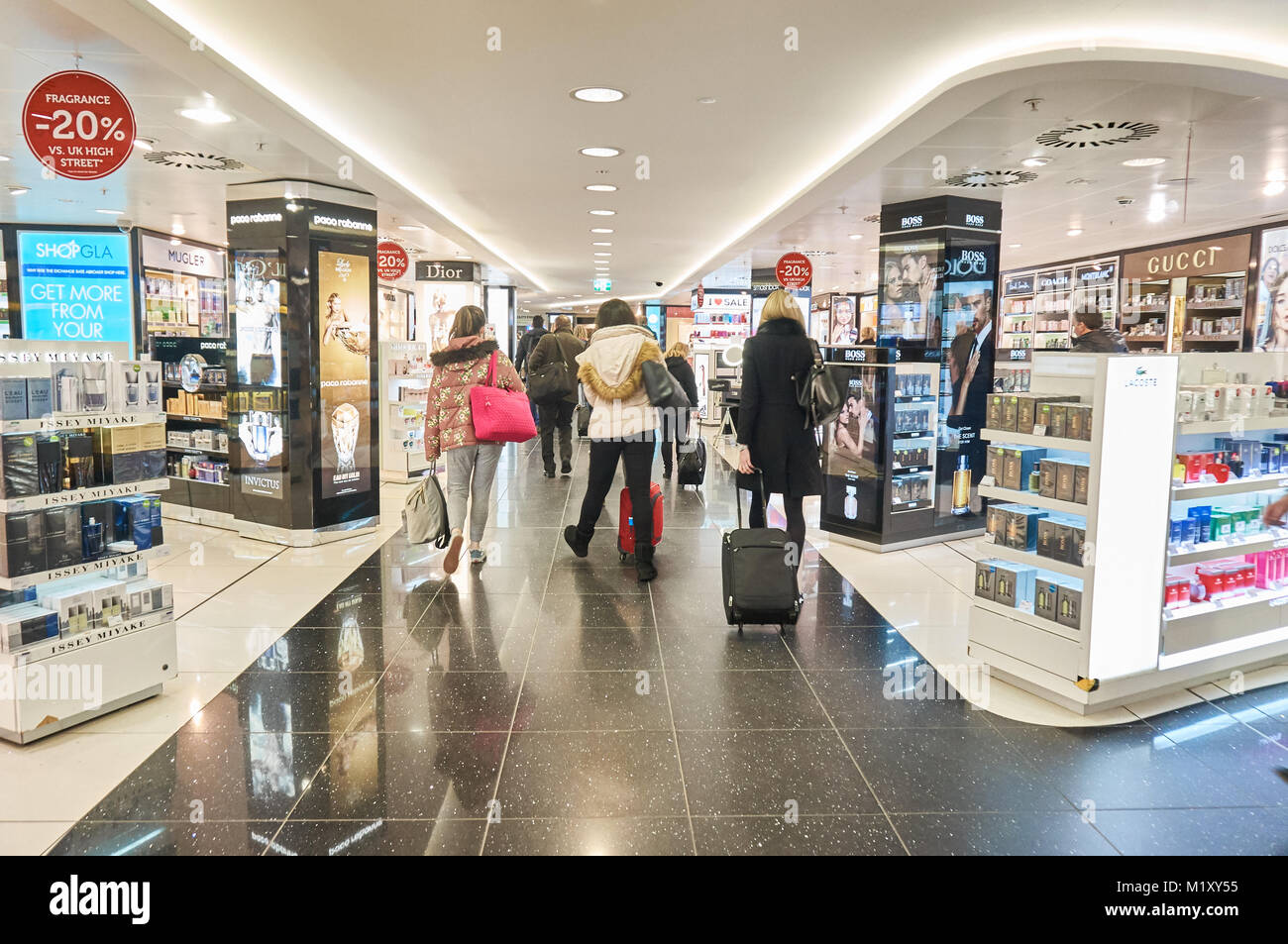Shopping Gasse mit Parfums und Alkohol in Glasgow Flughafen. Stockfoto