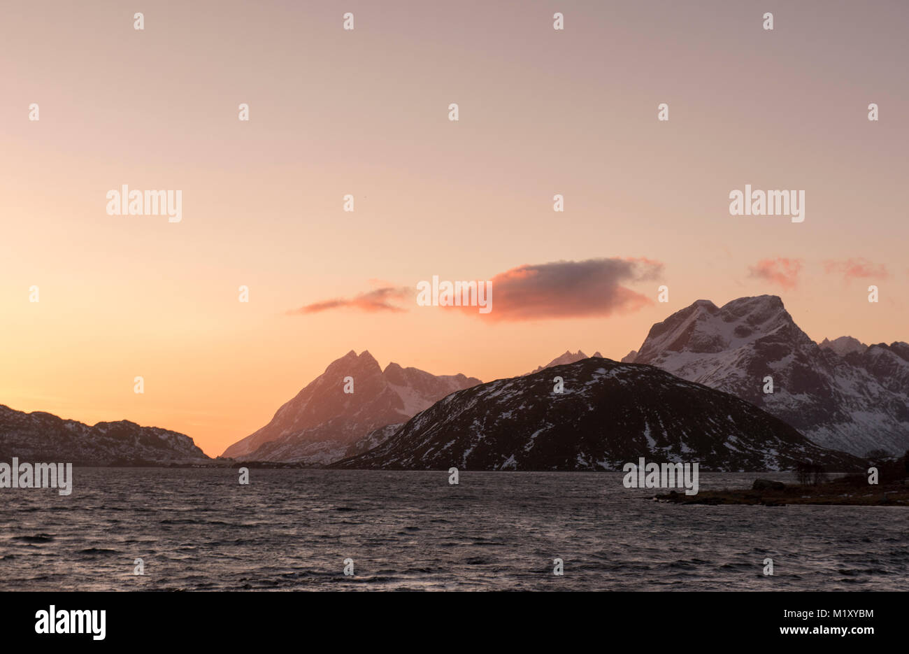 Sonnenaufgang über die schneebedeckten Berge der Flakstadøya in der Lofoten norwegen Stockfoto