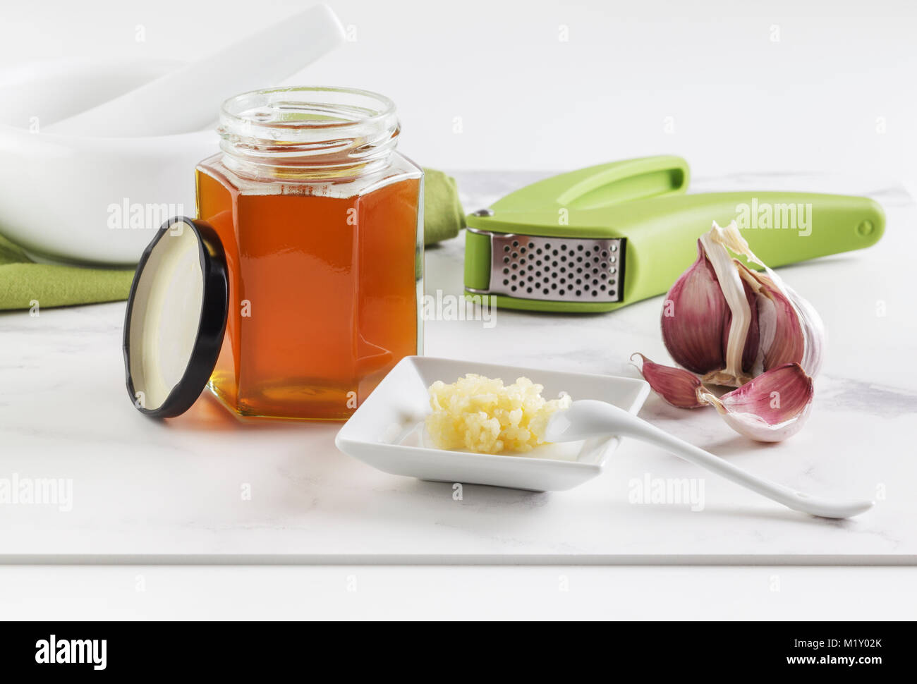 Frische zerdrückten Knoblauch und Honig, eine natürliche Heilung - alle Remedy Stockfoto