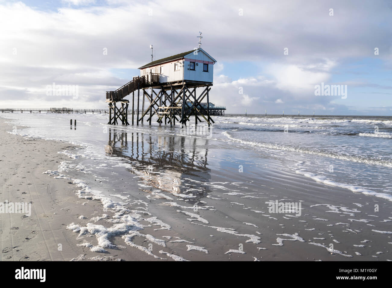 Sankt Peter-Ording bei hochflut am Ordinger Strand. Sterben Pfahlbauten stehen zum Teil weit im Wasser und sind nicht trocken erreichbar. Stockfoto