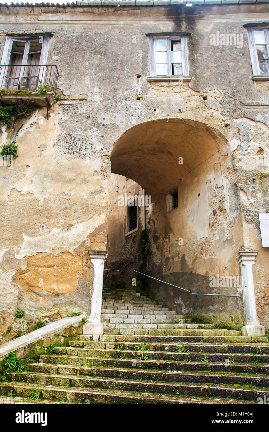 Die mittelalterliche Burg von der Stadt aus Tuffstein in Irpinia, einer Region Kampanien in der Provinz Avellino, Italien Stockfoto